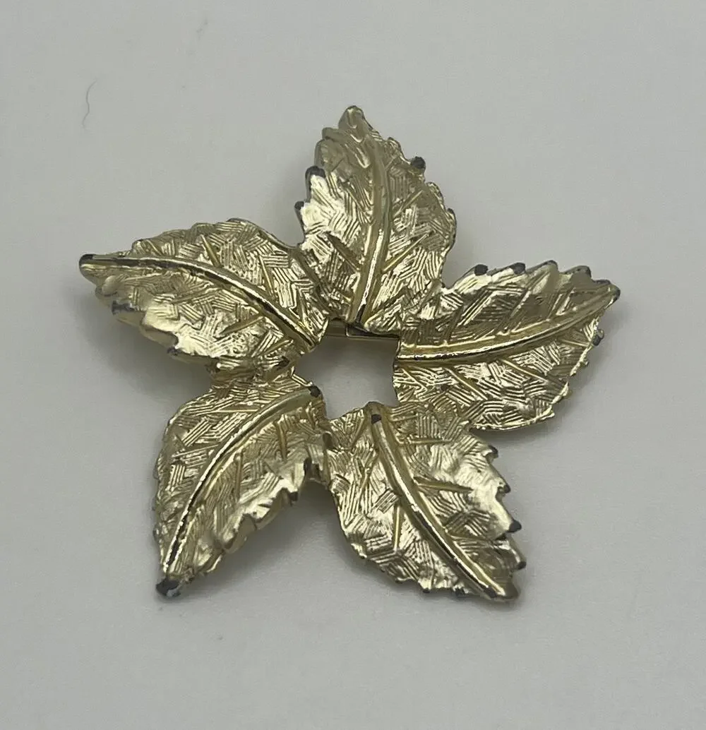 VTG MCM Lt Gold Textured 5 Leaf Flower Star Open Center Costume Brooch